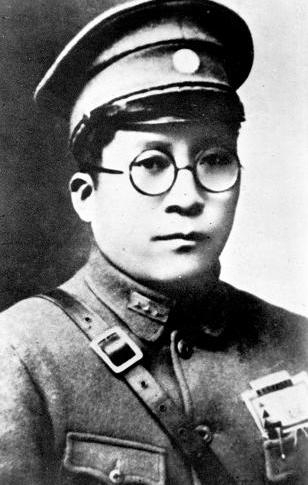 1958年，爱国将领杨虎城的女儿杨拯陆在筹备婚礼期间离奇失踪，几日后，她的尸体出