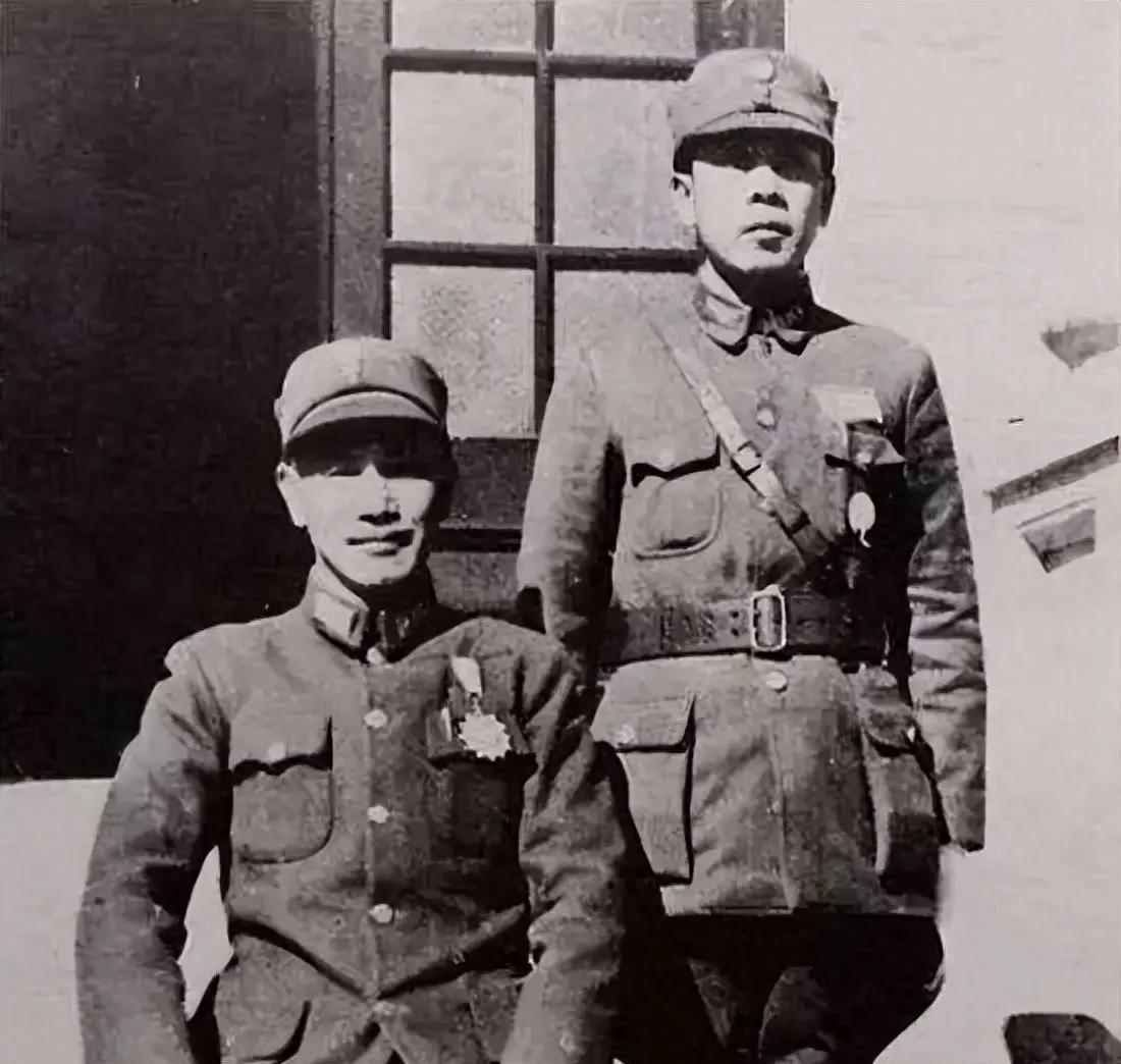 1957年，黄百韬的儿子黄效先，枪杀和他关系暧昧的男性朋友，被判处死刑。黄百韬的