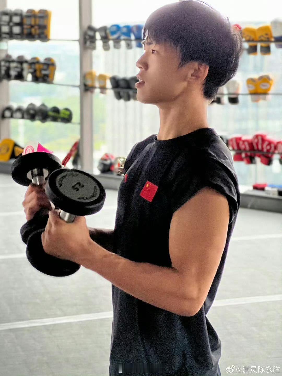 陈永胜奶狗的眼神狼狗的身材这哥是“持美行凶惯犯”吧！封面小鹿眼纯得像初生幼崽，