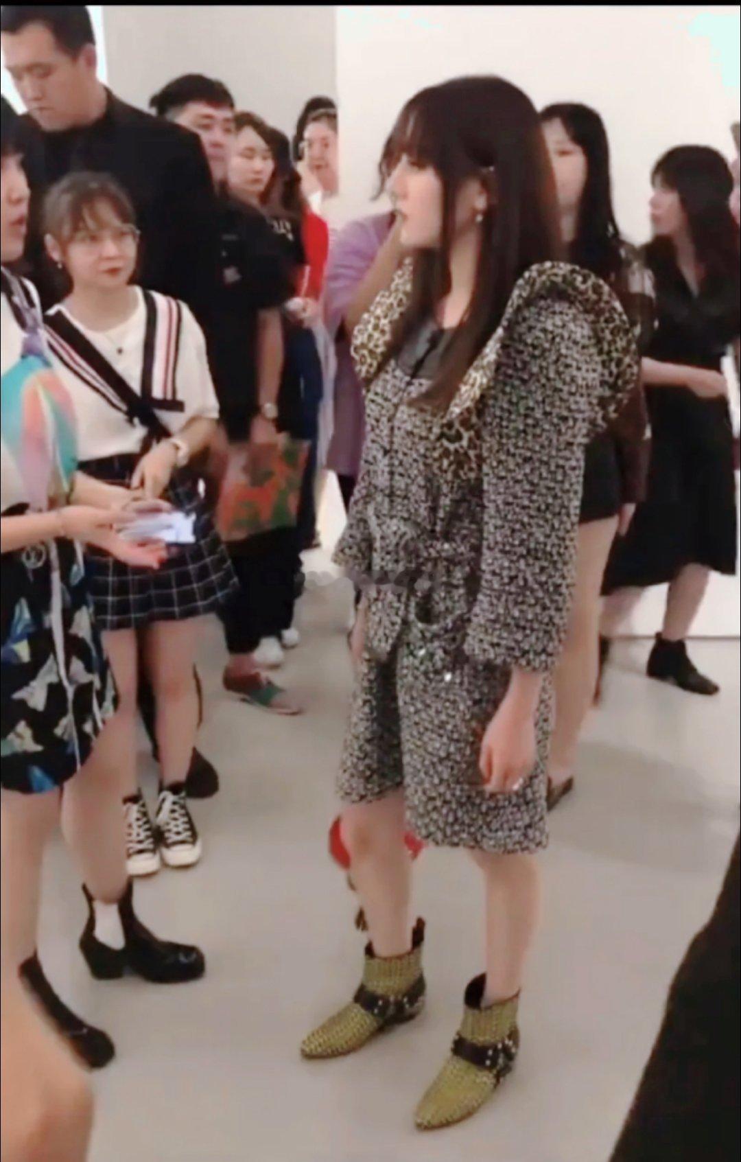 没看到迪丽热巴的脸时，她身上这裙子真没法看，太丑了！这大肩膀设计，再瘦的人穿也显