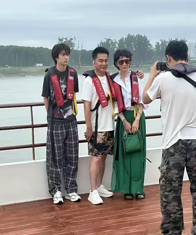 男神许亚军的一家现状，儿子像妈妈哎，一家都很高，许亚军老了年轻的时候真帅！​​