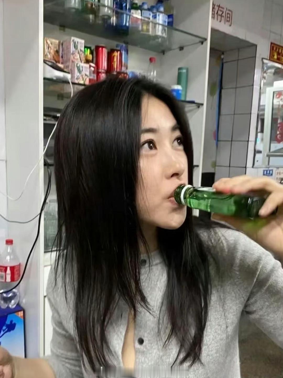 朱珠这酒瘾不小啊！很少见女明星直接拿酒瓶吹的​