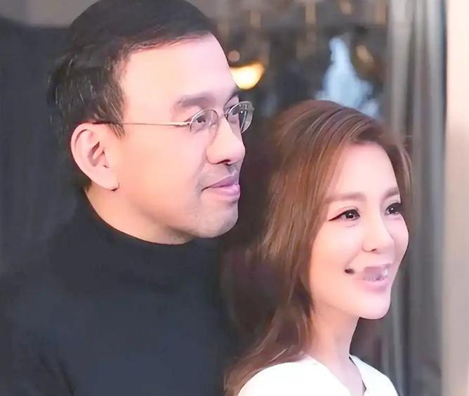 2004年，王志向朱迅求婚，还没等朱迅应声，就被她抛出直击心底的发问：“那你有病