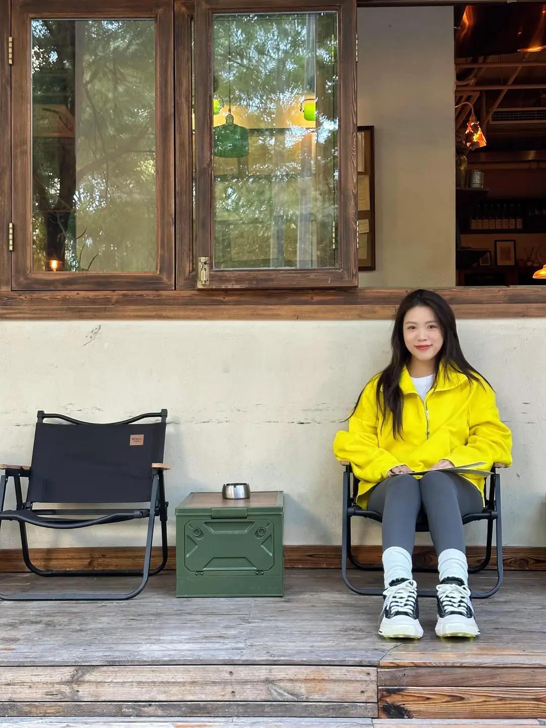 今日明星动态速览李雪琴今天穿了身皮衣，坐姿那叫一个豪放，不愧是咱东北人。陈乔恩今