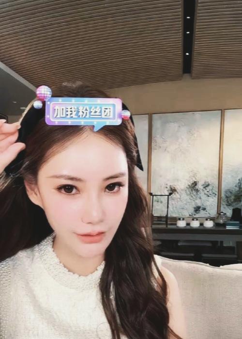 豪门媳妇生完孩子就直播，这事大家都在看。月子里不去静养，反倒天天对着手机凑。有