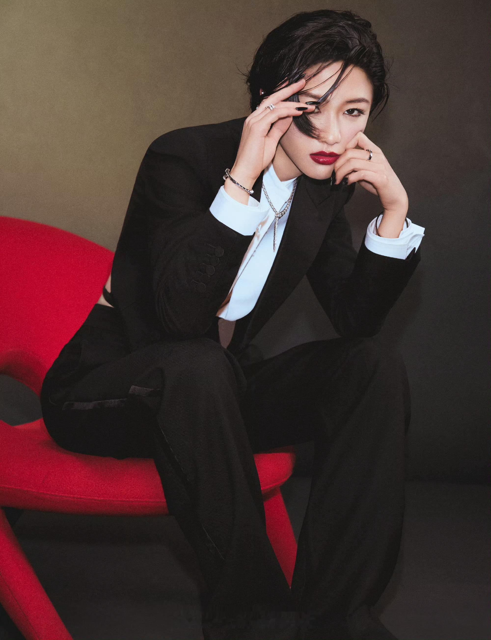 向涵之Wonderland美容封面大片向涵之金属感烟熏妆摄影：songzi