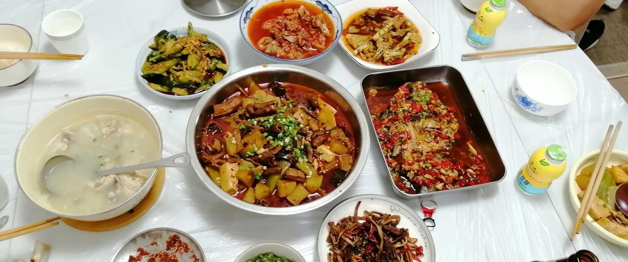 天气太热了，吃完午饭，妹妹安排我们午睡，说吃了晚饭再走，天气会凉快些，只好客隨主