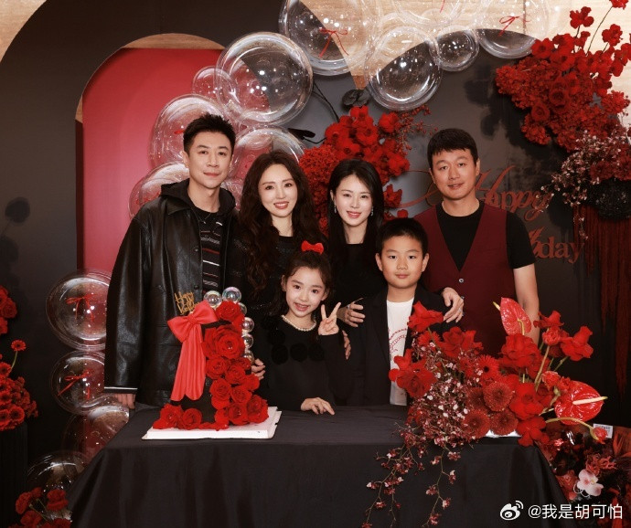 董璇一家与佟大为一家合照很合拍的两家人啊，董璇和佟大为的多年情谊无需多言，现在两