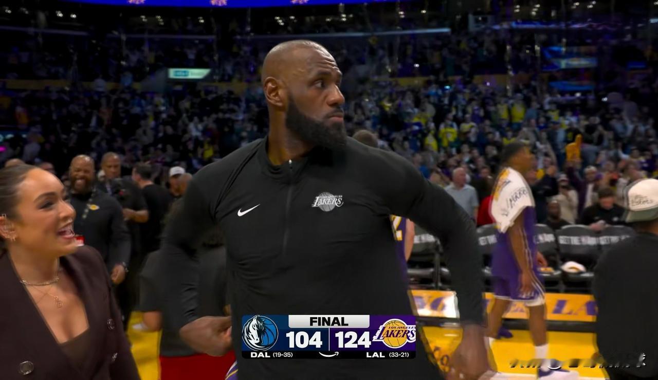 湖人小将布朗尼真是太孝顺了！在今天湖人主场以124：104大胜独行侠的比赛中，老