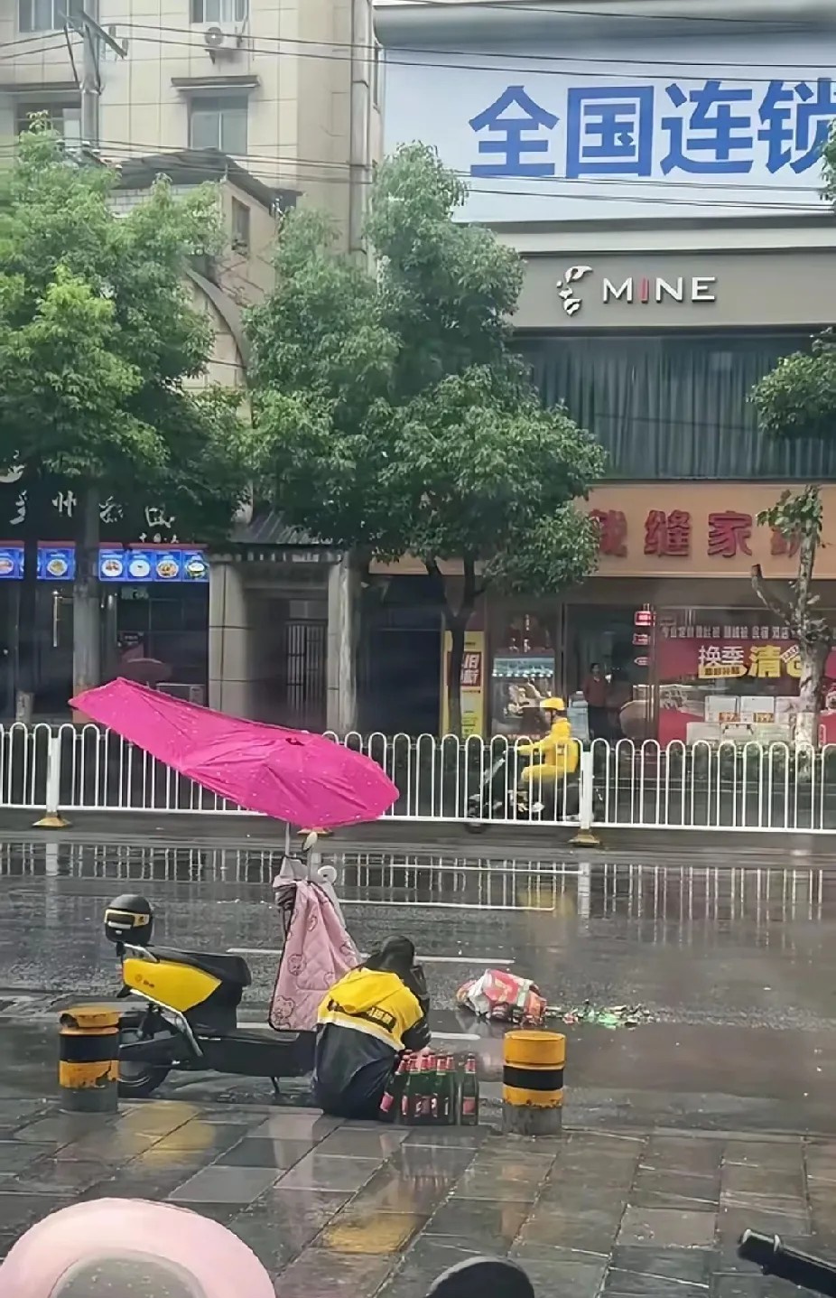看了心酸！这箱酒不知外卖小姐姐要赔多少钱，风里来雨里去，真不容易……