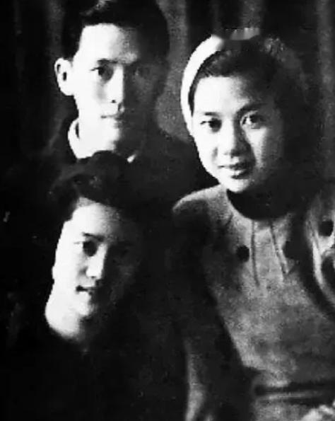 1942年，女地下党员罗文坤被捕，敌人见她不屈服，就把她放了，并让特务暗中监视她