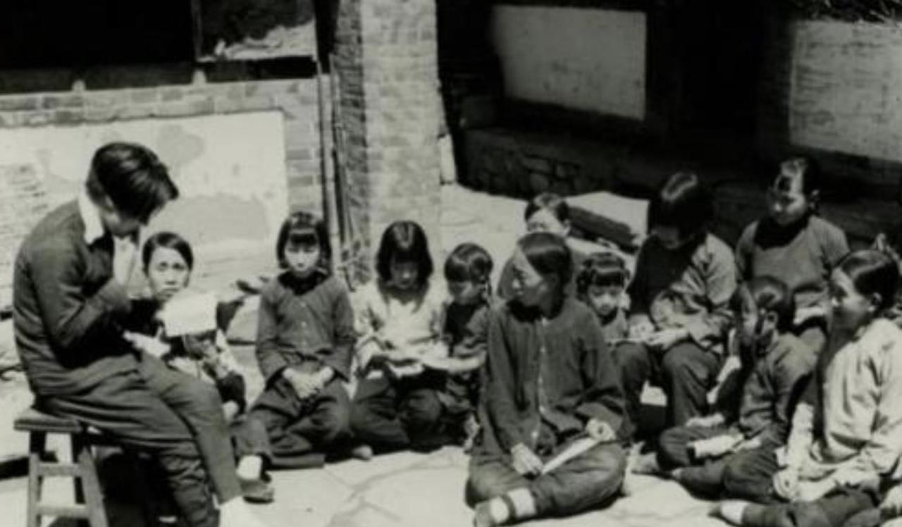 1941年6月3日下午，陕甘宁边区召开县长联席会，突然天降大雨。这时，一阵电光（