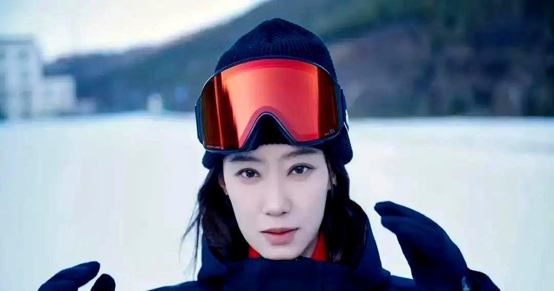 你每解释一次，舆论寿命就延长48小时。张小斐被骂炫富，一声没吭。第二年，她穿