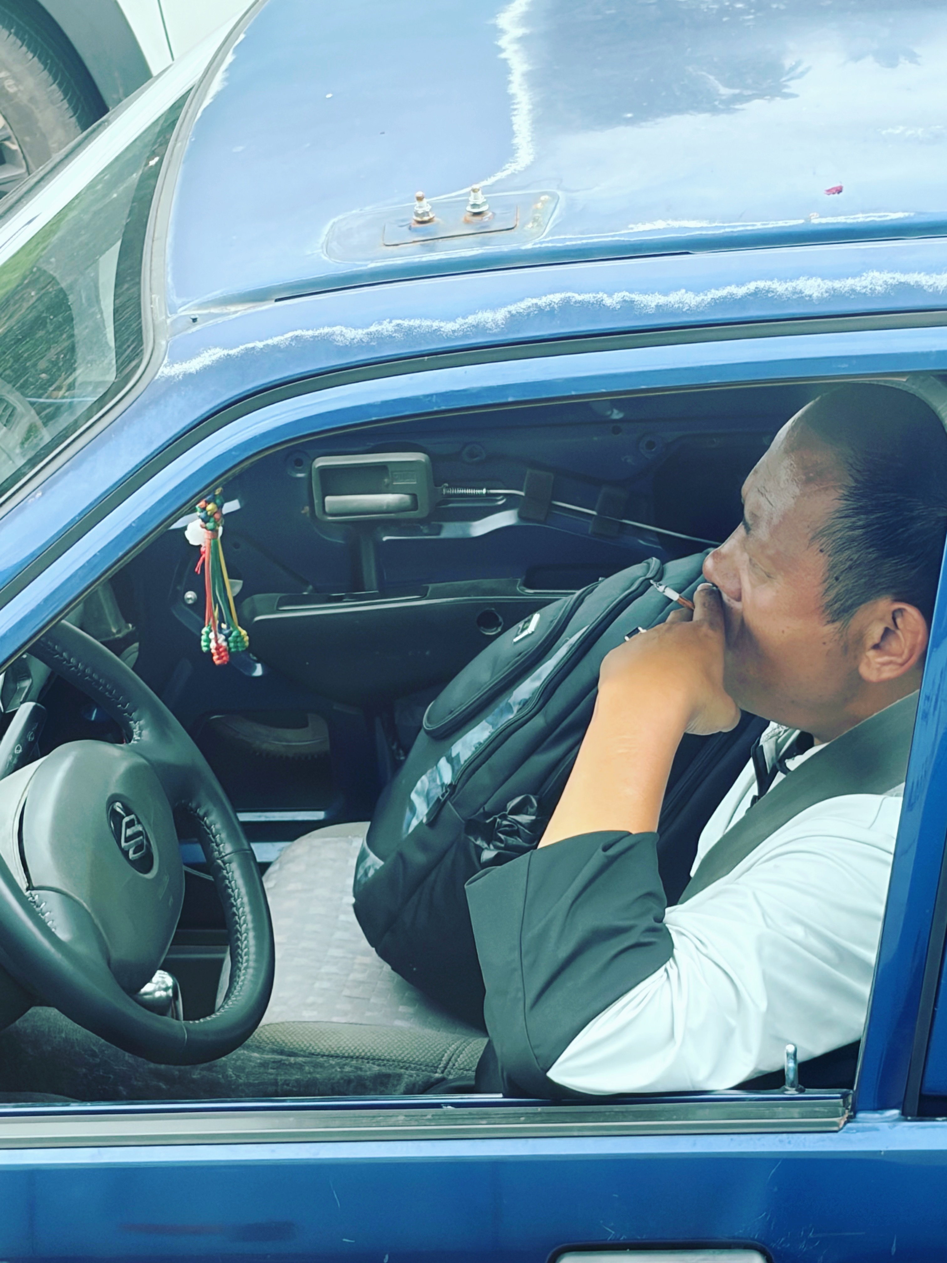 我见到了真实的快乐王子车主哈哈哈哈本来觉得车外观看上去已经够破了没想到定睛一看为