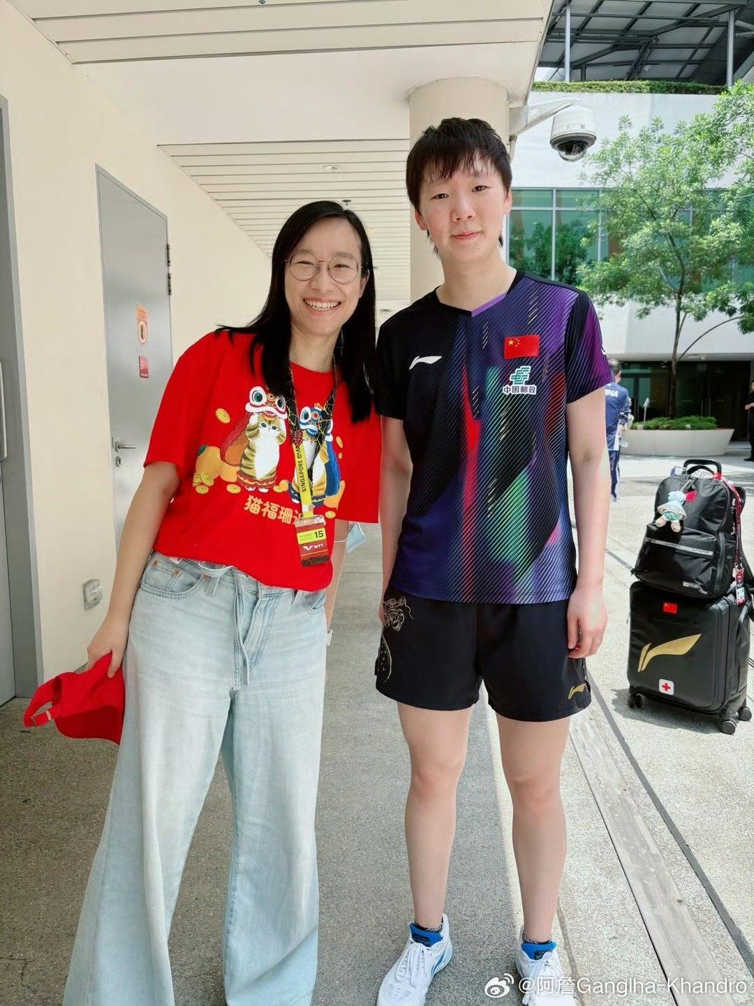 王曼昱、陈幸同、石洵瑶新加坡大满贯比赛期间，与奇葩说辩手阿詹老师合影！这照片照