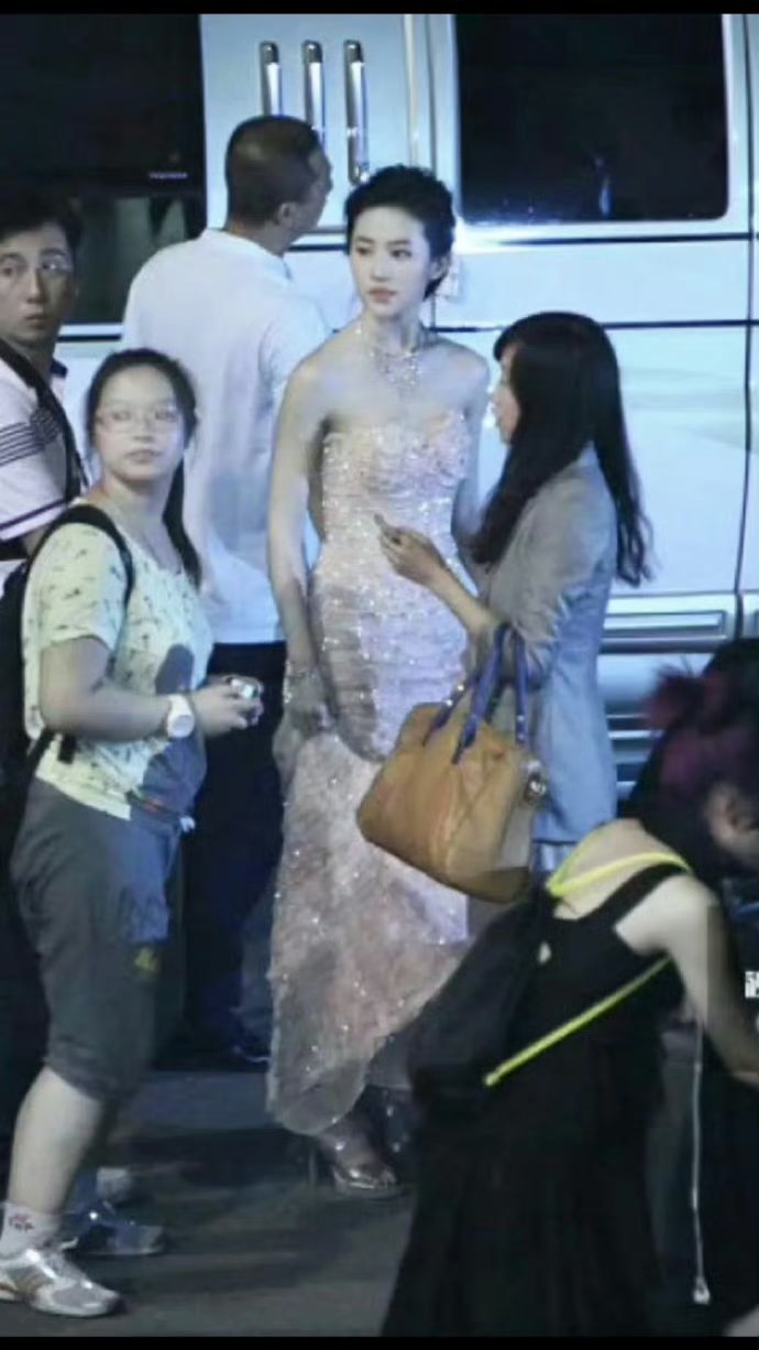 简直不敢想，刘亦菲生图竟然这么美，没道理呀