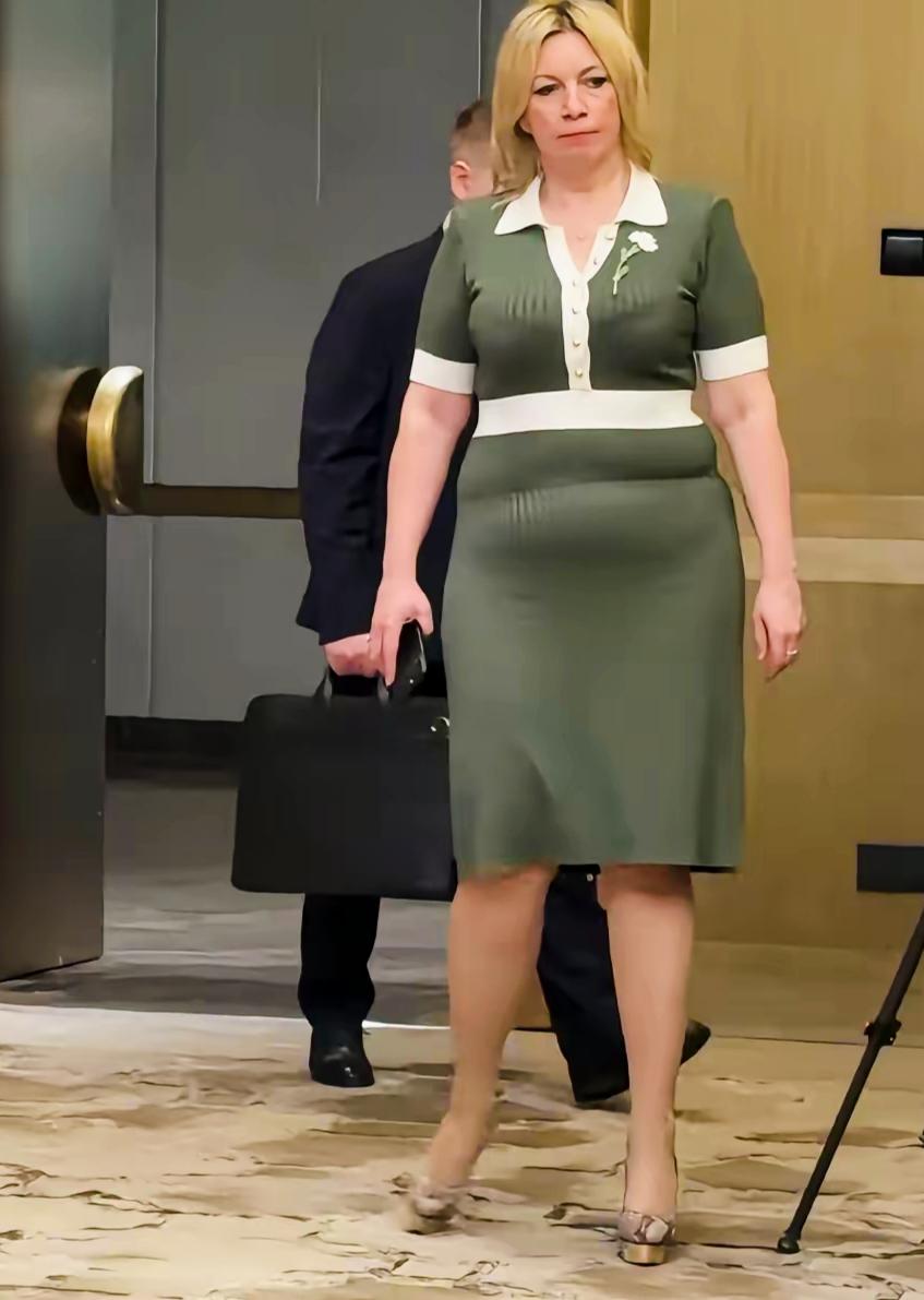 扎哈罗娃的身材明显发福了啊！真是岁月不饶人啊！扎哈罗娃的脸部经过化妆，看起来是