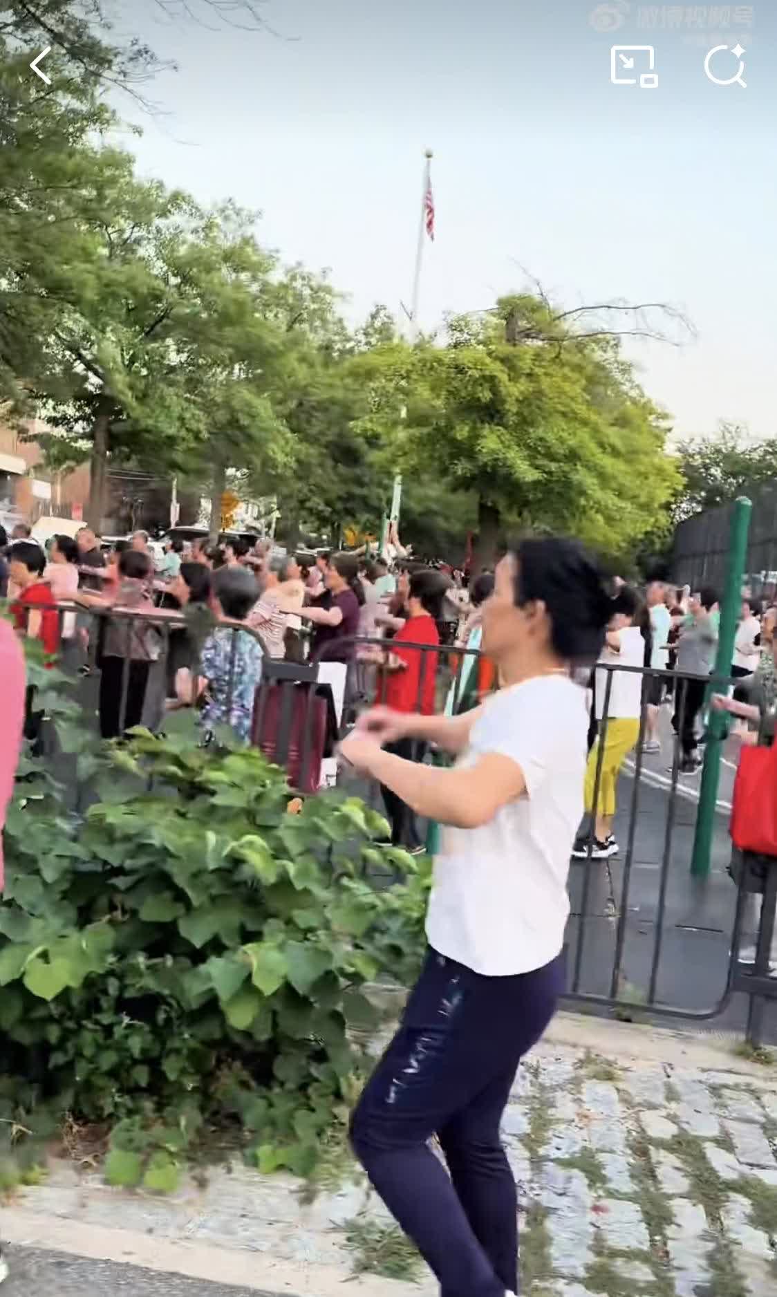 在美国跳广场舞的中国大妈越来越多了，你能想象在纽约的中央公园，噪杂的音乐声中，这