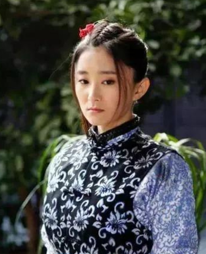抗战时，一个荷枪实弹的日本兵向马家冲走来，青年农民彭正怡和妻子苏智玲未及离村，日