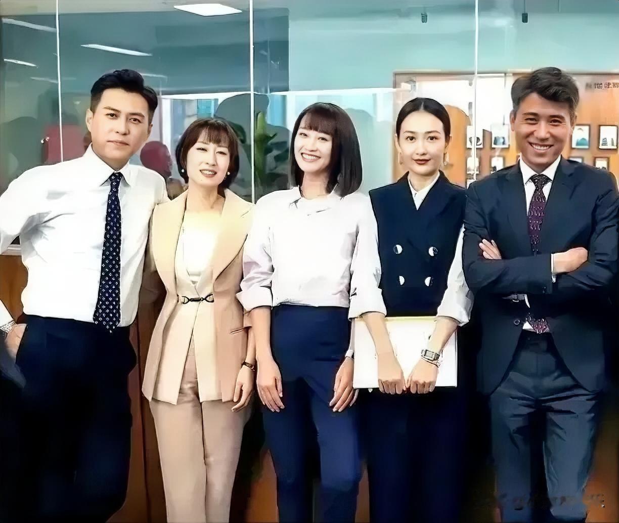 男帅女美。左边的是靳东，右边的是李乃文，中间的三个美女，一个比一个美，一个比一