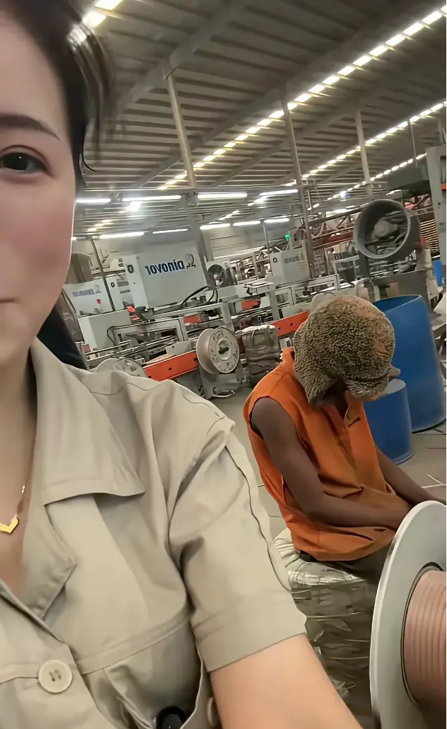 黑哥应该不怕热，我让他戴，他就戴