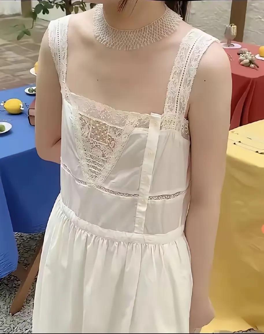 女同事新买了一件裙子穿上问我：“好看不好看？”。我说：“不看脸都分不清正反面。”