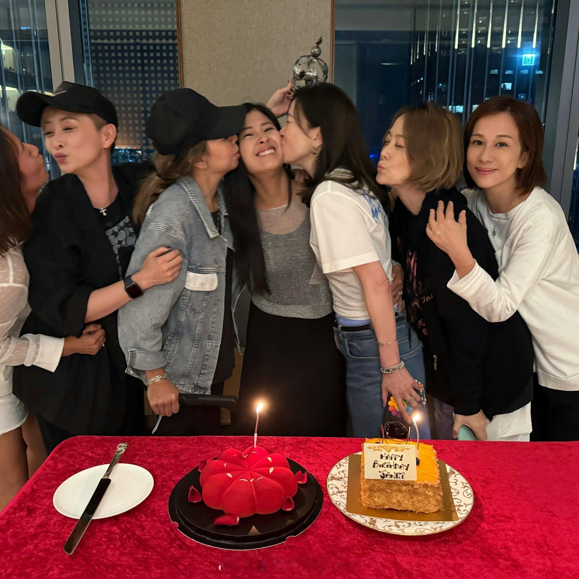 周家蔚43岁生日七魔女全员合体庆祝，去年曾传出友谊出现裂痕娱乐圈有不少知名闺蜜团