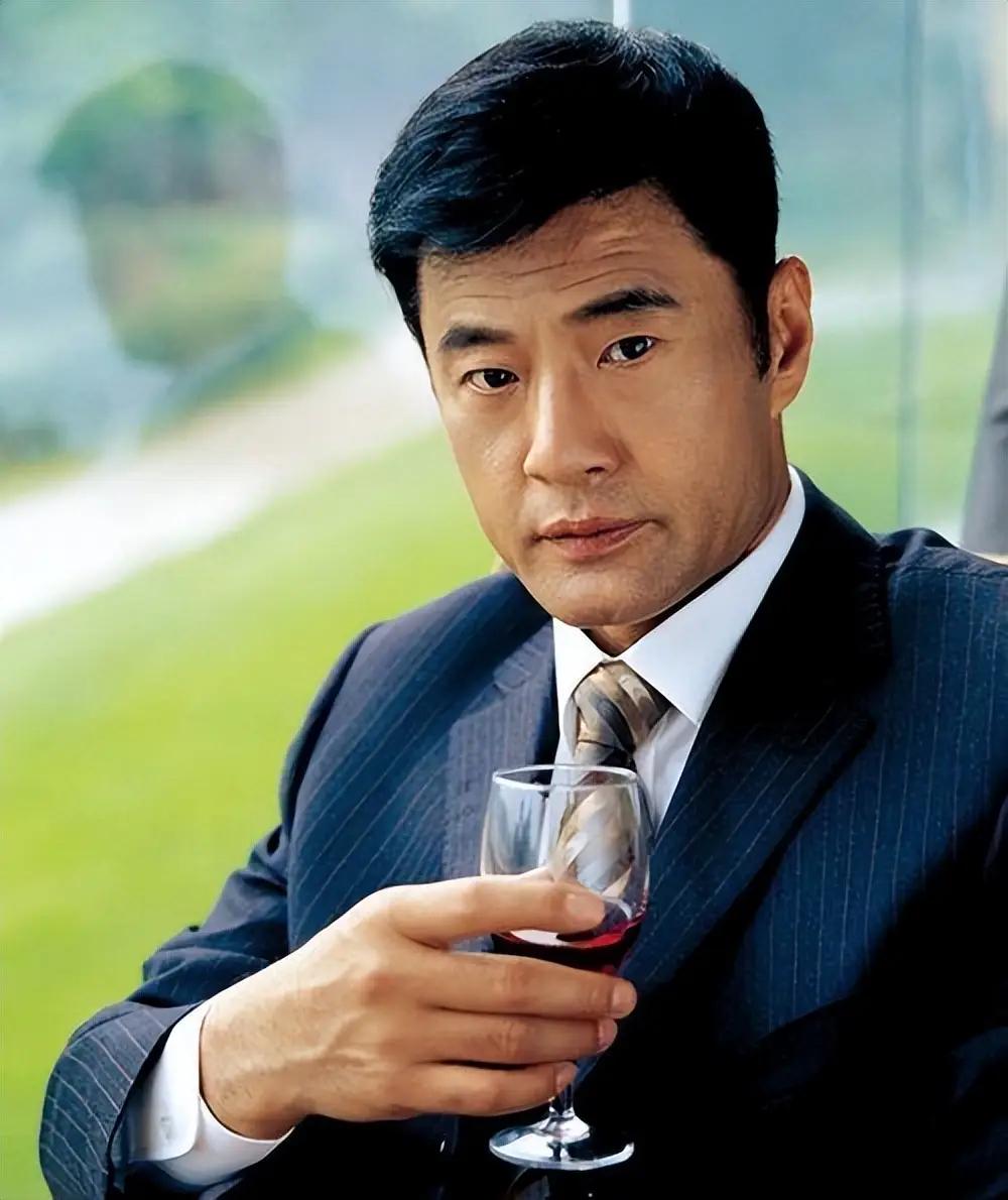 于荣光怎么也想不通，结婚35年以来，他零绯闻，钱他赚、饭他做，十分宠爱妻子，但2