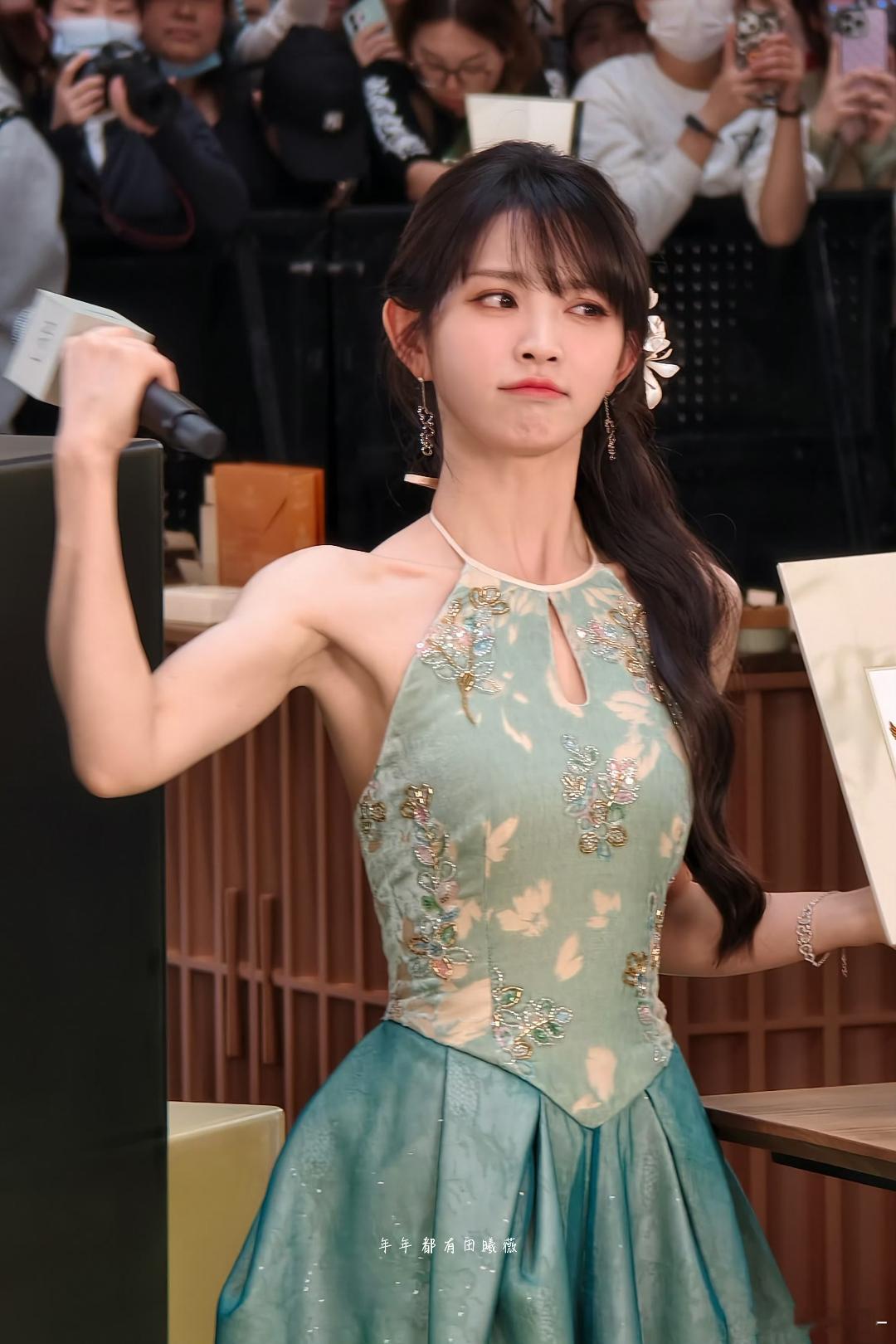 田曦薇这肌肉居然不是p的虽然我们小田长着甜甜一张萌妹脸，肌肉💪🏻可是真材实料