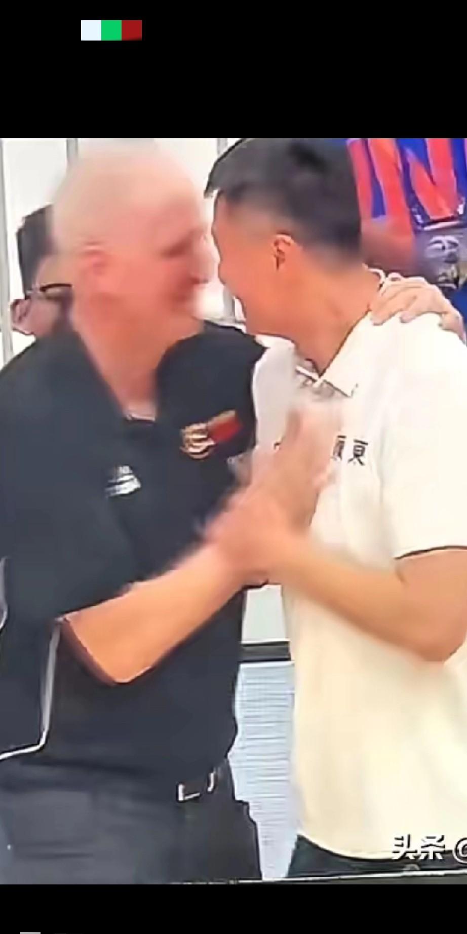 赛后，杜峰与墨尔本老虎队主教练深情相拥。老虎队主教练说:“终于让你们赢了一场