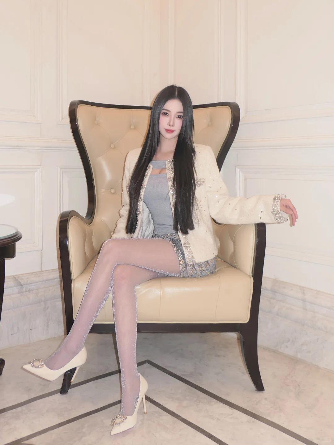 这套灰白二色穿搭将简约与灵动完美融合，尽显小清新气质。白色亮片小香风外套是视觉焦