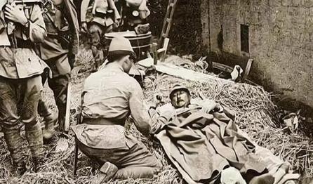 1939年，日军少将中村正雄被击中腹部，身受重伤，军医为了取出子弹，只能切开他的