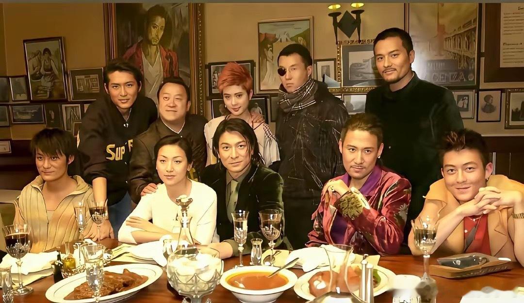 曾志伟这样的大佬居然站在后边，而当时新人的陈冠希.余文乐和刘德华张学友坐在前边一