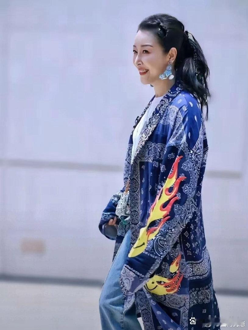 没想到孙悦已然五十四岁，面容状态依旧绝佳，满满的年轻感丝毫不见岁月痕迹。