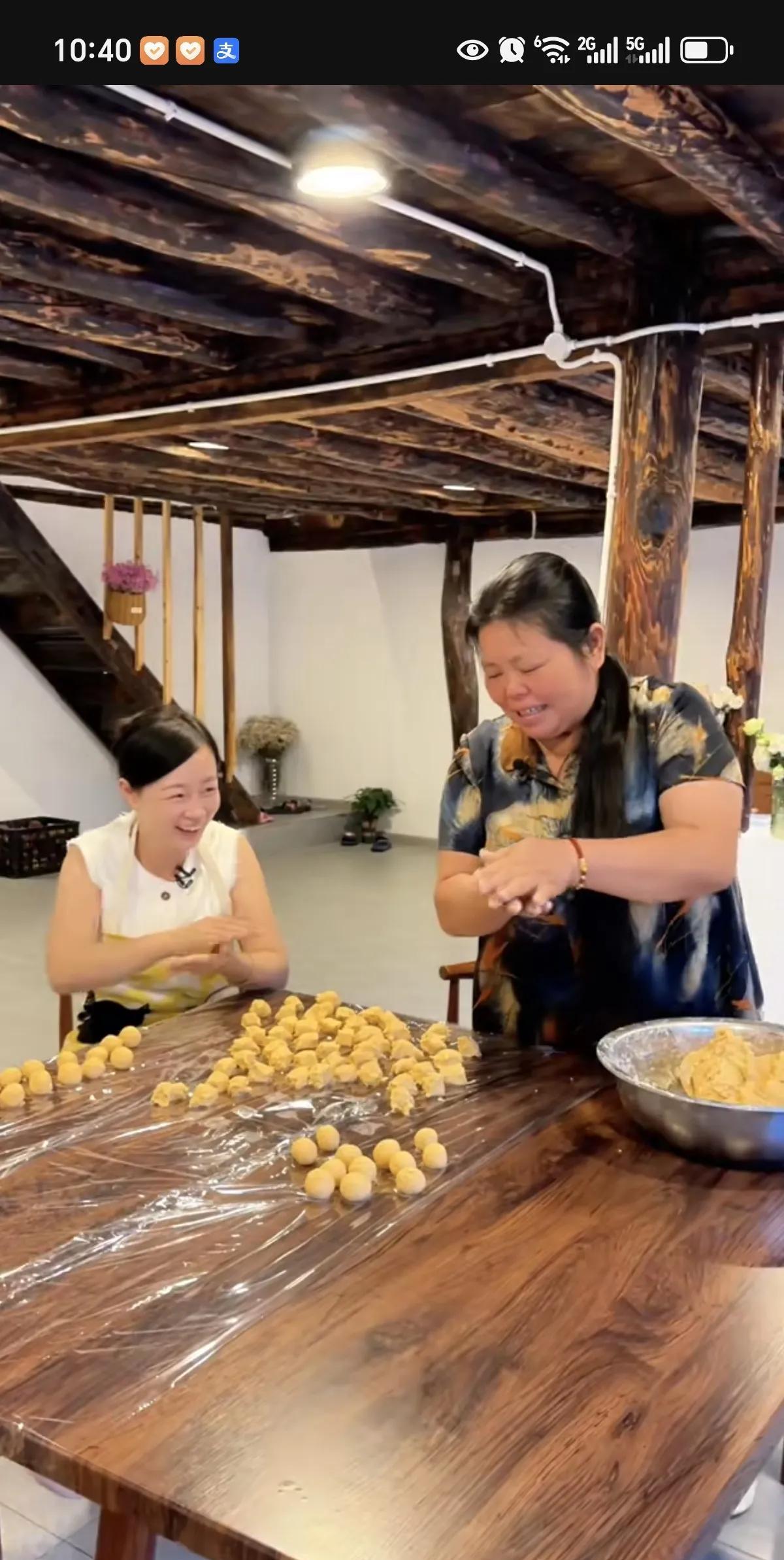 婆婆会心疼徐敏，也会心疼儿媳妇冷眉。徐敏做红薯丸子，不听话。他妈妈不让他再加