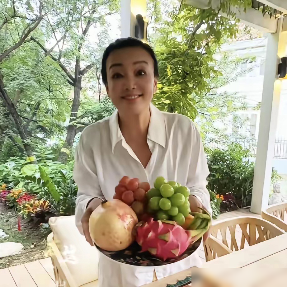 张兰一个人在豪宅过中秋，儿子汪小菲到底去哪了？原来，汪小菲和新婚妻子马筱梅，压根没回家，而是去了北京