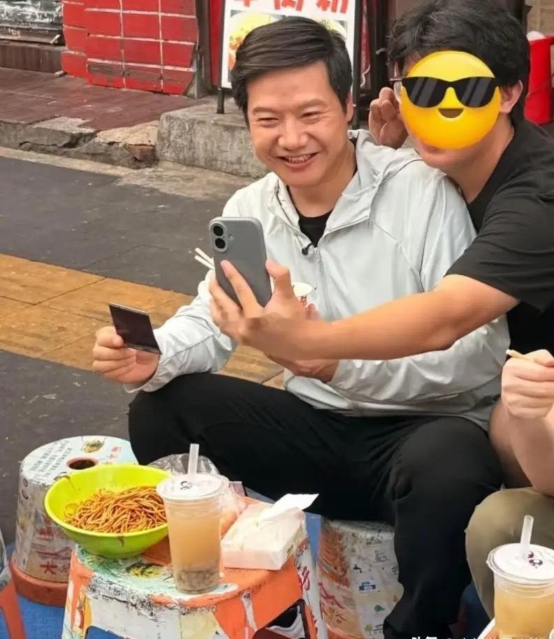 我表弟在武汉偶遇雷军了他说了一句大实话私底下的雷军，和采访镜头里的完全不一样。平