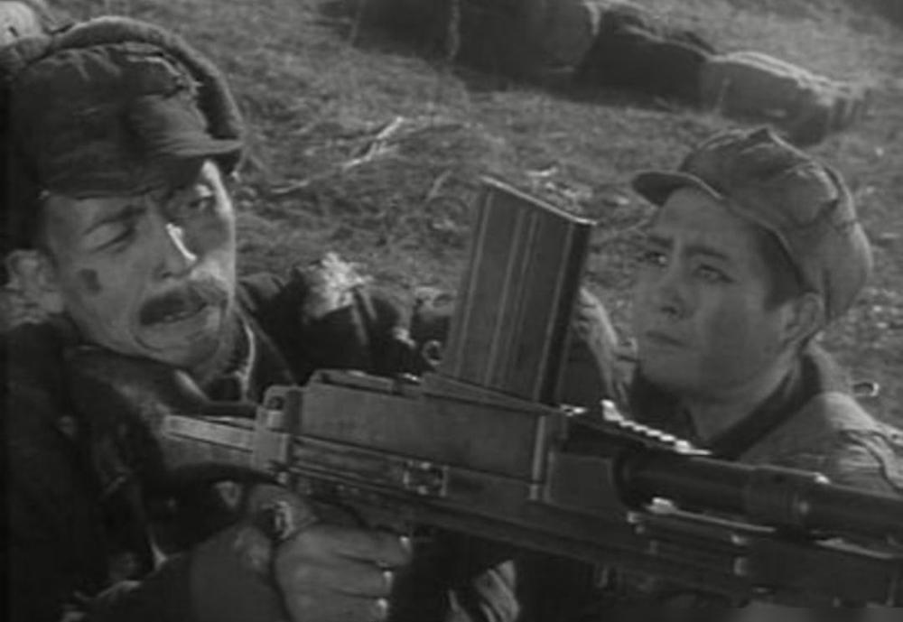 1952年拍战争片，子弹不用特效演员自带。《南征北战》里冲锋的战士，三分之一是