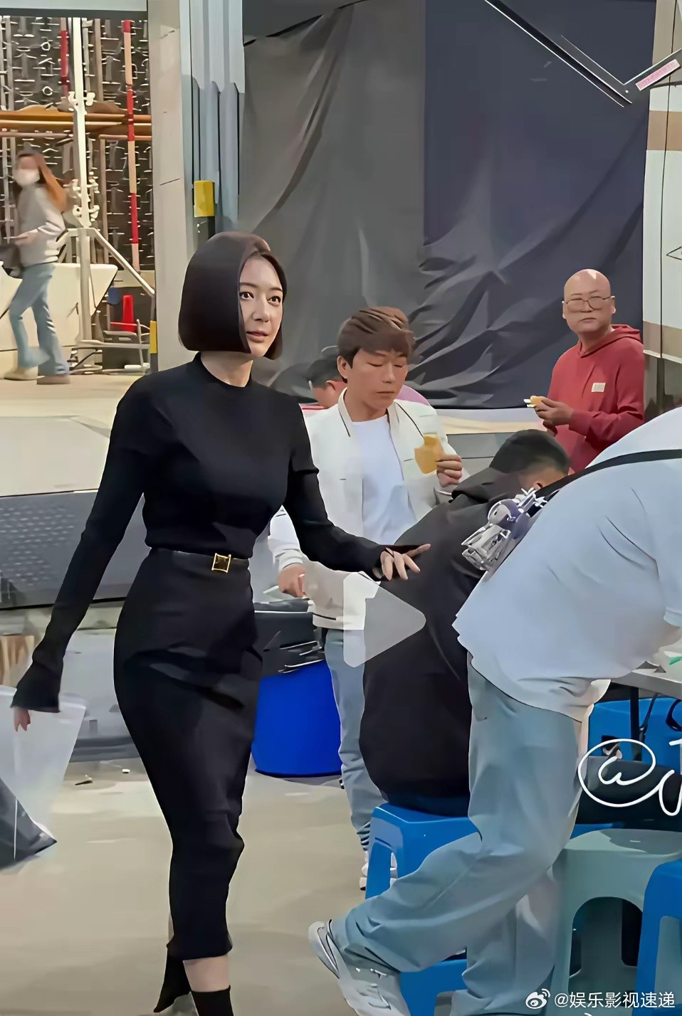 果然还是女人最懂女人，我问我妈，为什么秦岚的身材不协调，胸很大，腰很细，臀部很大