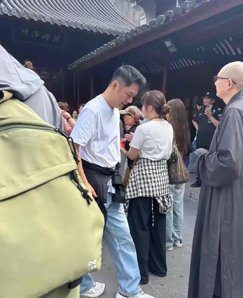 网友偶遇傅程鹏带妻子周丽淇普陀山烧香祈福，50多岁像30多岁最近有网友在普陀山
