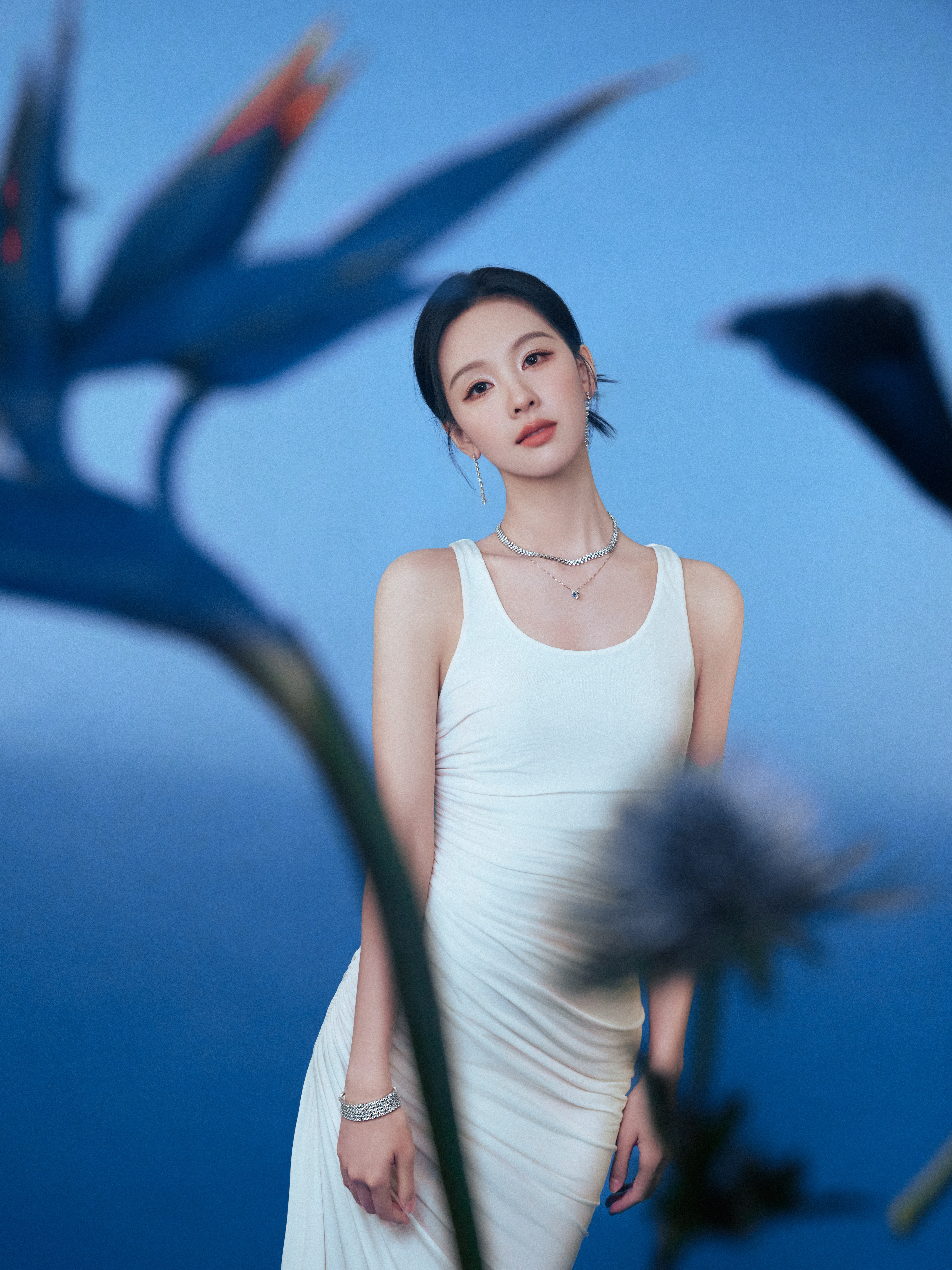 陈都灵瓷光温润，载自由无边际；与清风邂逅，让生活多一些深呼吸。化妆：发