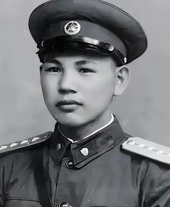1945年，八路军在公路上伏击日军，排长见日军人数太多，就下令撤退，谁知一个小战