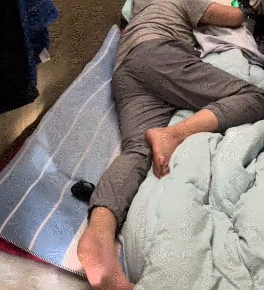 网曝，江苏一男子整整消失了七年，结果被找到时，他竟躺在桥洞下面玩手机。而让他亲属