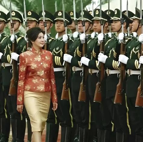 1米73的个子踩着细高跟走上演讲台，你敢信这是一个差点把整个亚洲男人魂都勾走的女
