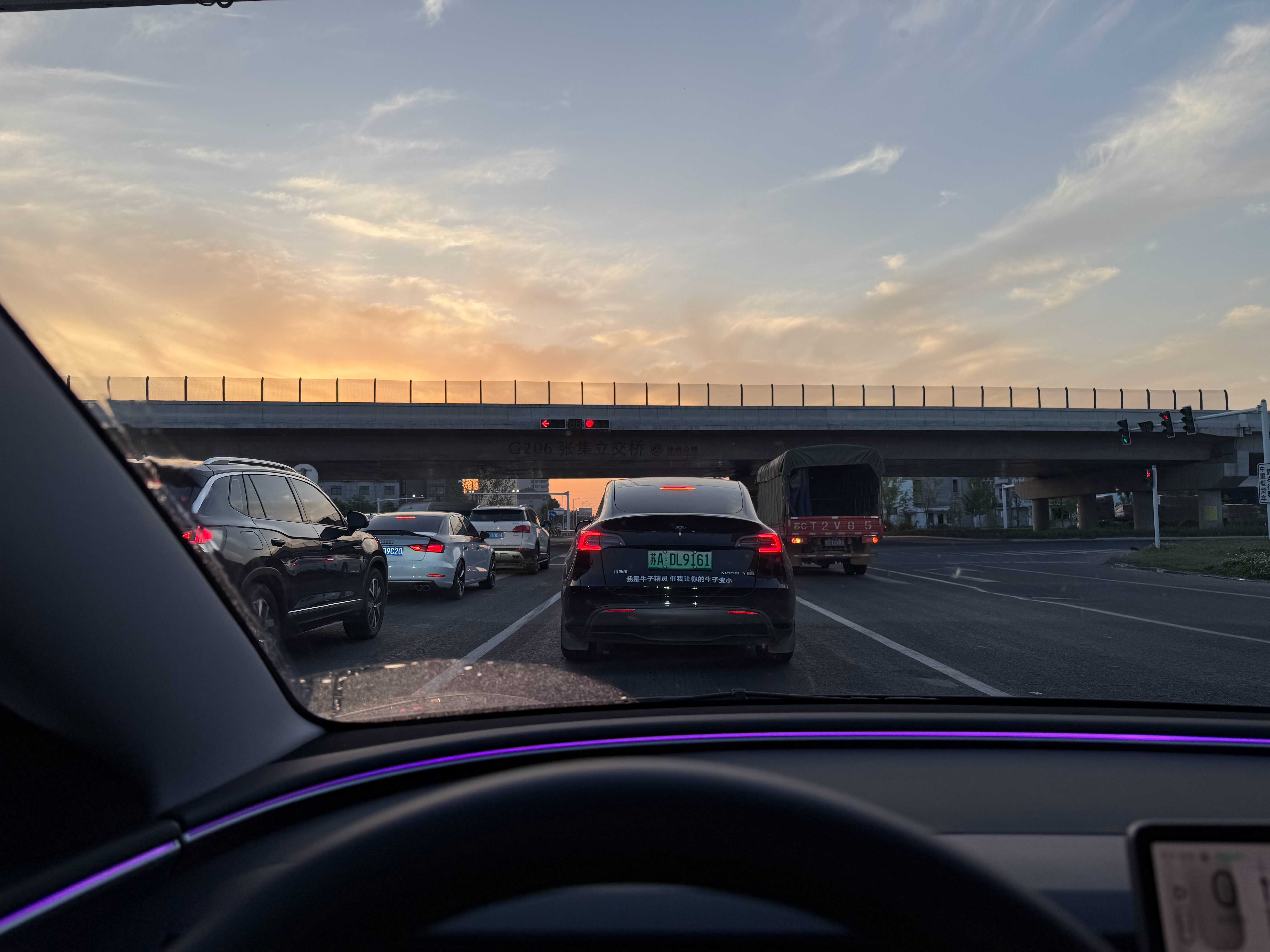 回来的路上看到的晚霞，现在给特斯拉Model3P奶一口[doge]​​​