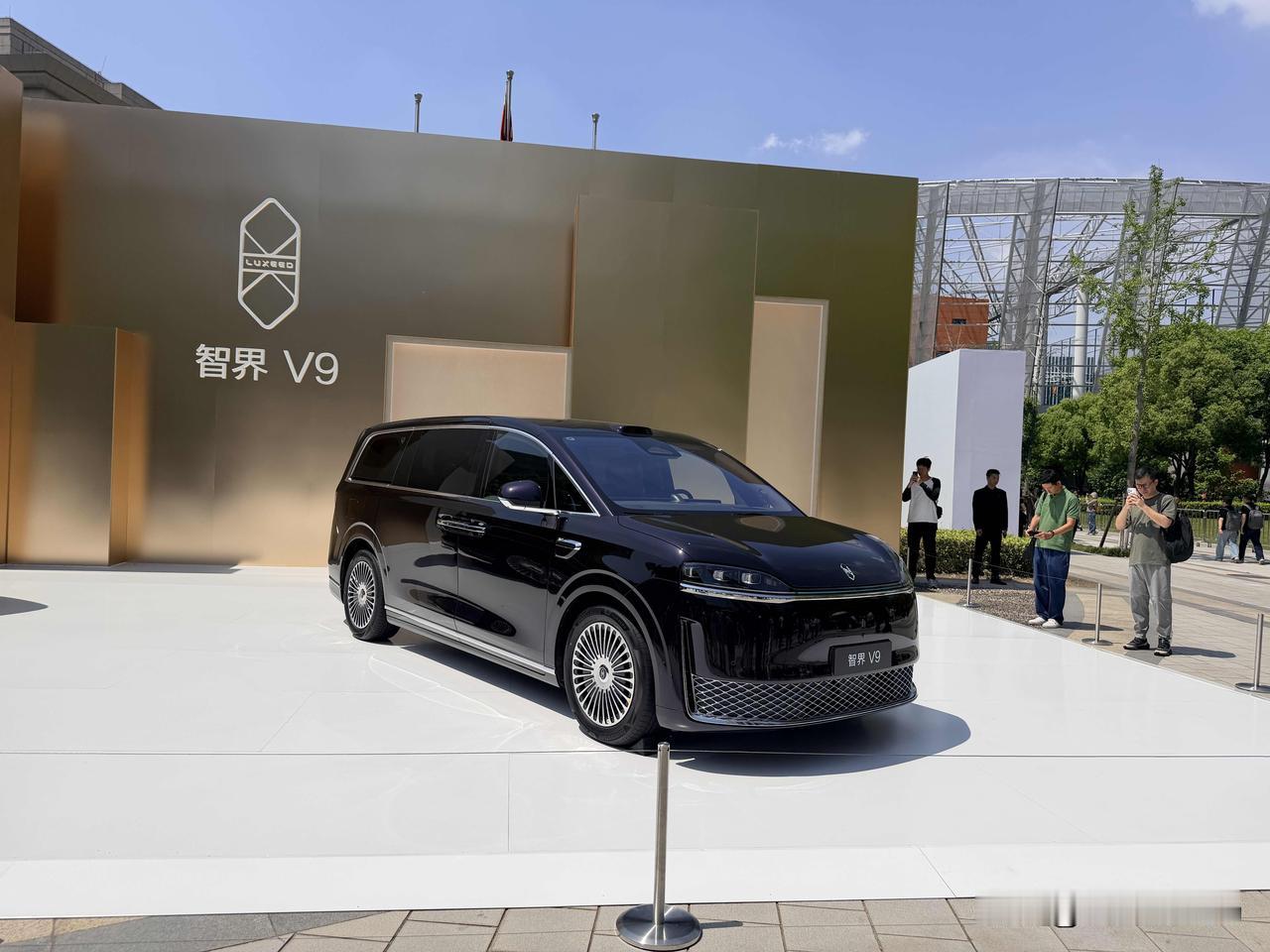 中国人造车为什么不留余地？看今天晚上上市的智界V9就知道了。我估计啊，此时此