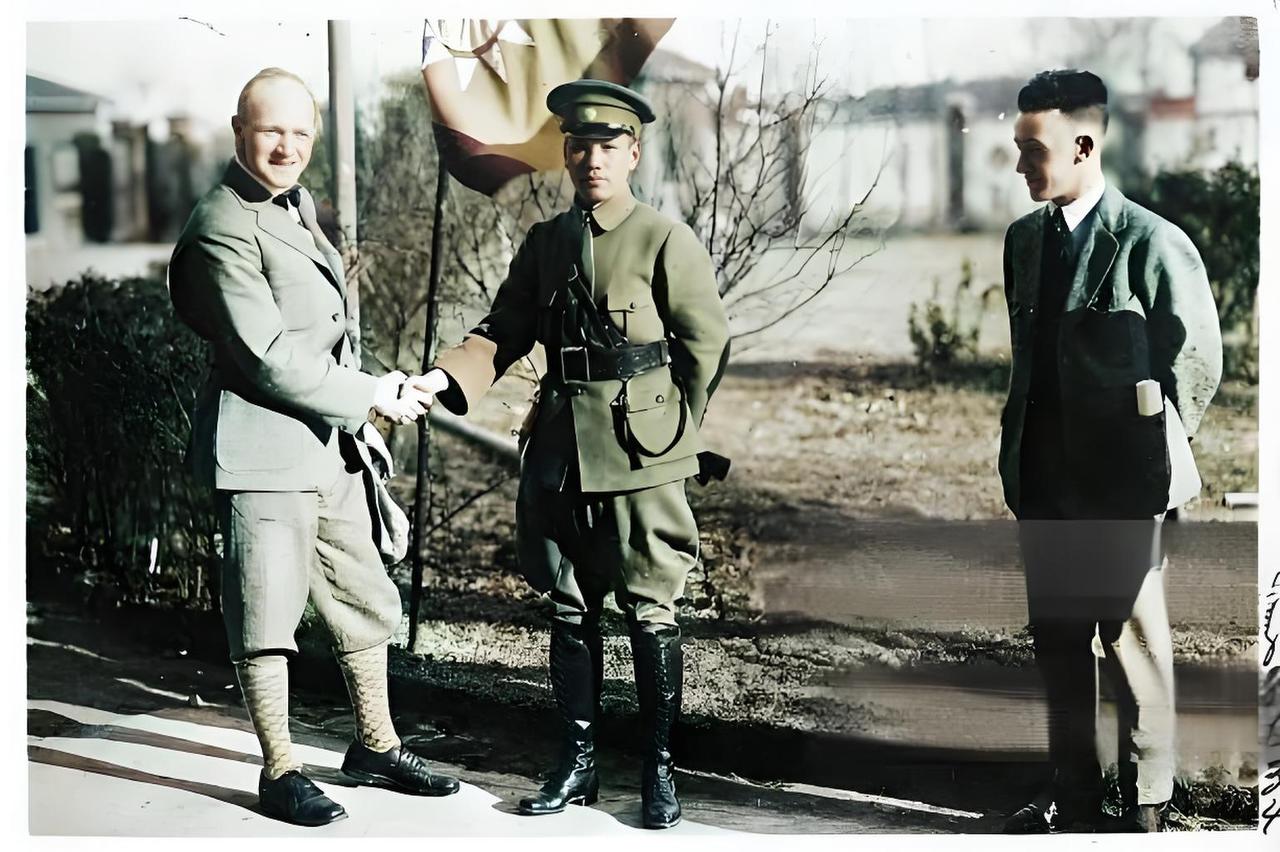 这张1927年4月拍的照片，抓住了蒋介石和“查理·斯隆”握手的一瞬间，旁边还有个