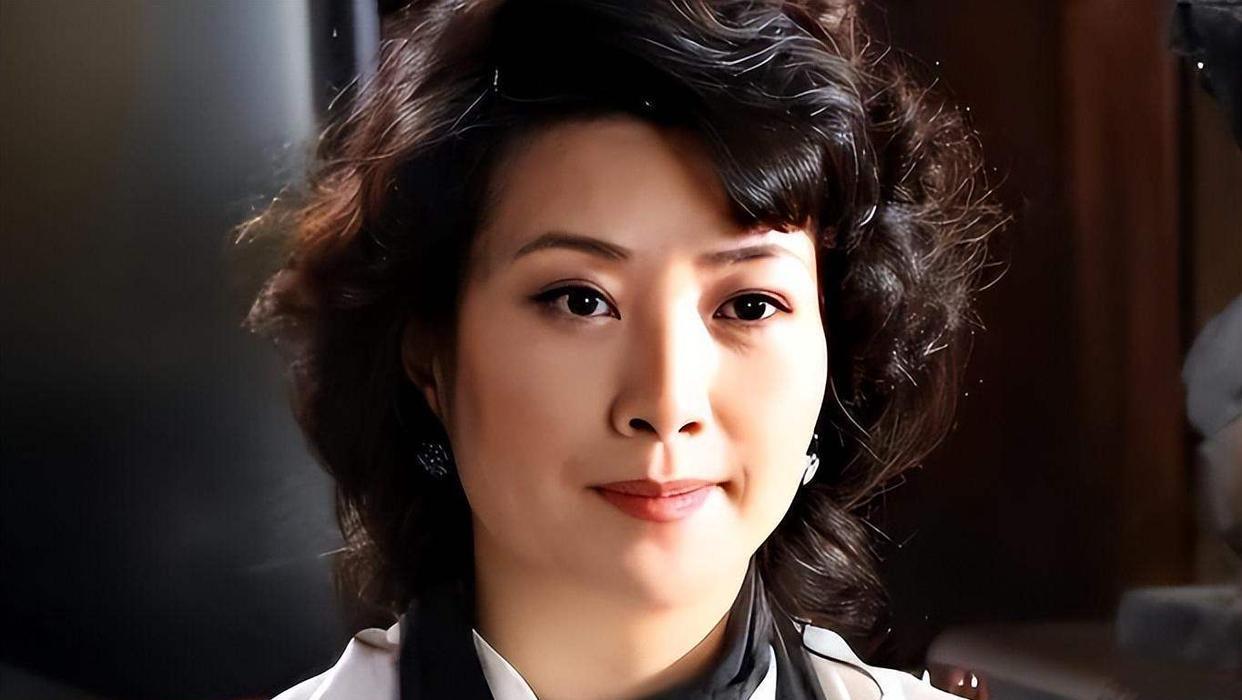王静姐真飒，拒了潜规则靠实力翻红，活出尊严风采。这圈子就是这样。老话说“穷在闹