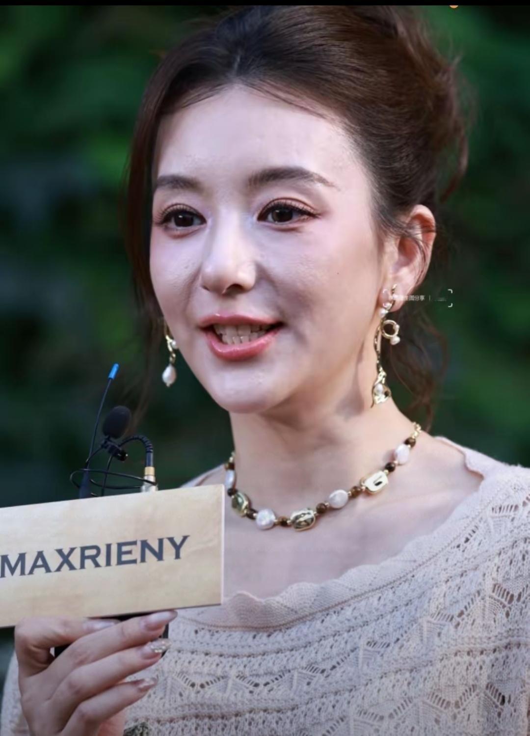 这是天王郭富城老婆方媛高清下的照片！