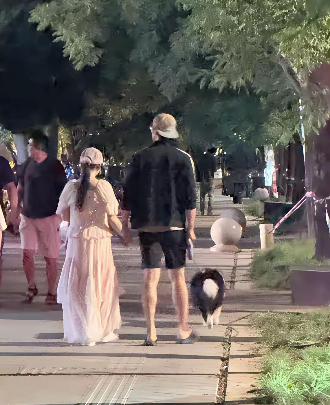 这是金莎和小她19岁的新婚老公孙丞潇一起散步的背影！（图一）从背影看，金莎身